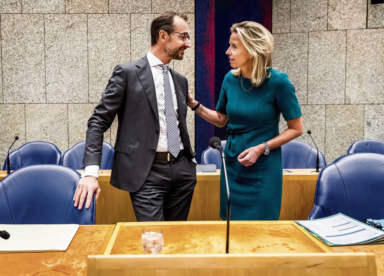 Ministers Eric Wiebes (VVD) en Kajsa Ollongren (D66) voorafgaand aan het debat over het klimaatakkoord.