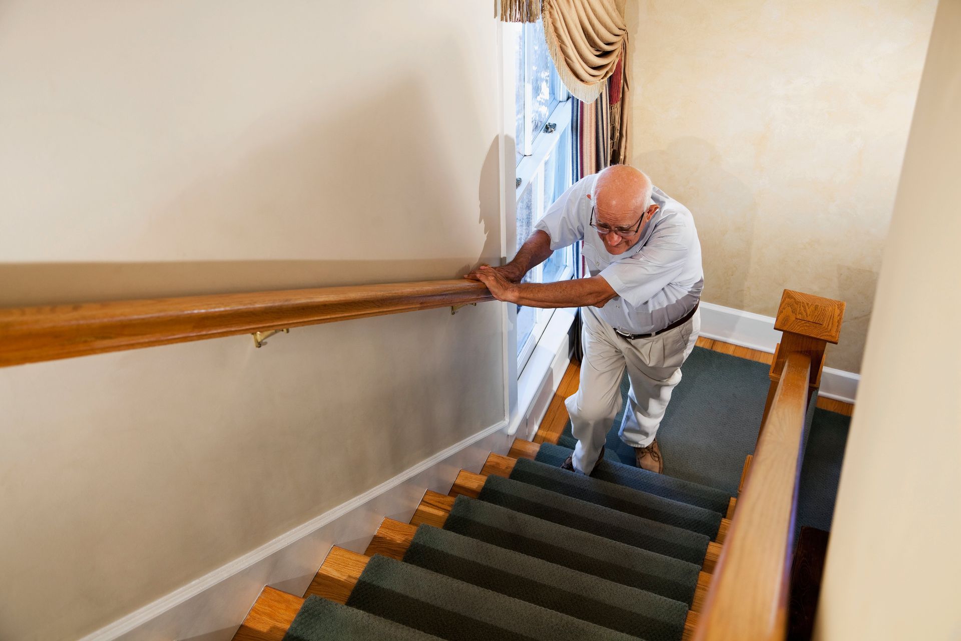 Совершенную человеком при подъеме по лестнице. Человек на лестнице. Человек на ступеньках. Подъем на лестницу. Перила для лестницы для пожилых.