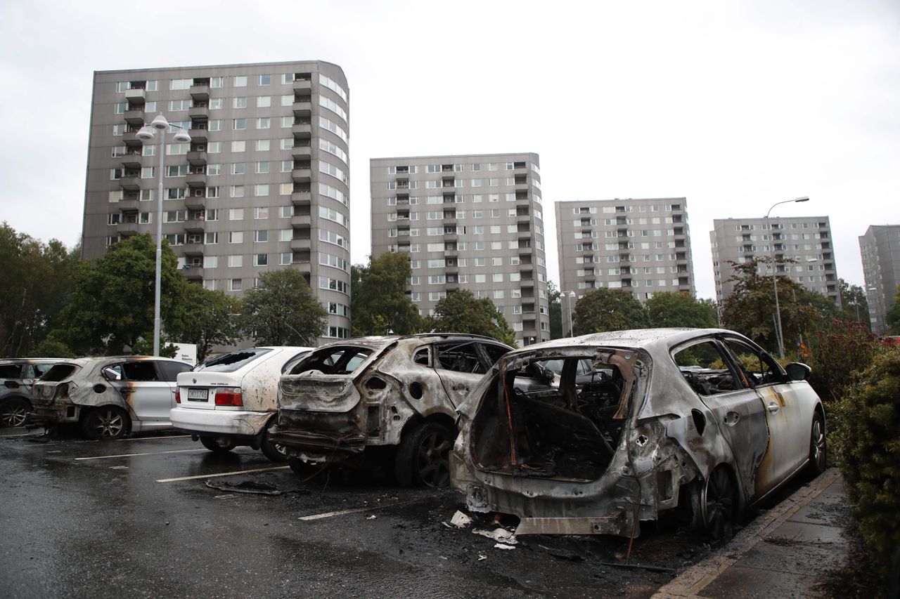 Aanhoudingen na brandstichting tientallen auto’s Zweden 