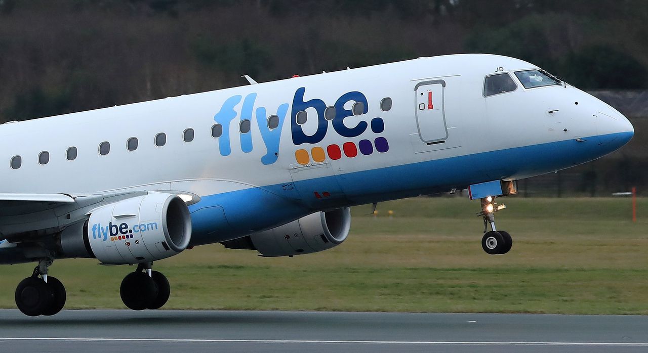 Een Embraer van Flybe stijgt op vanaf de luchthaven van Manchester.
