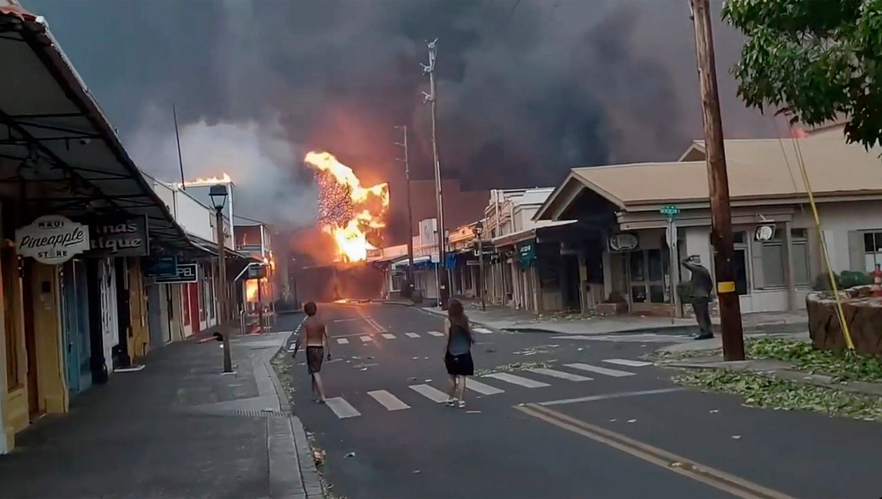 Op Hawaii springen mensen in de oceaan om te vluchten voor bosbranden 