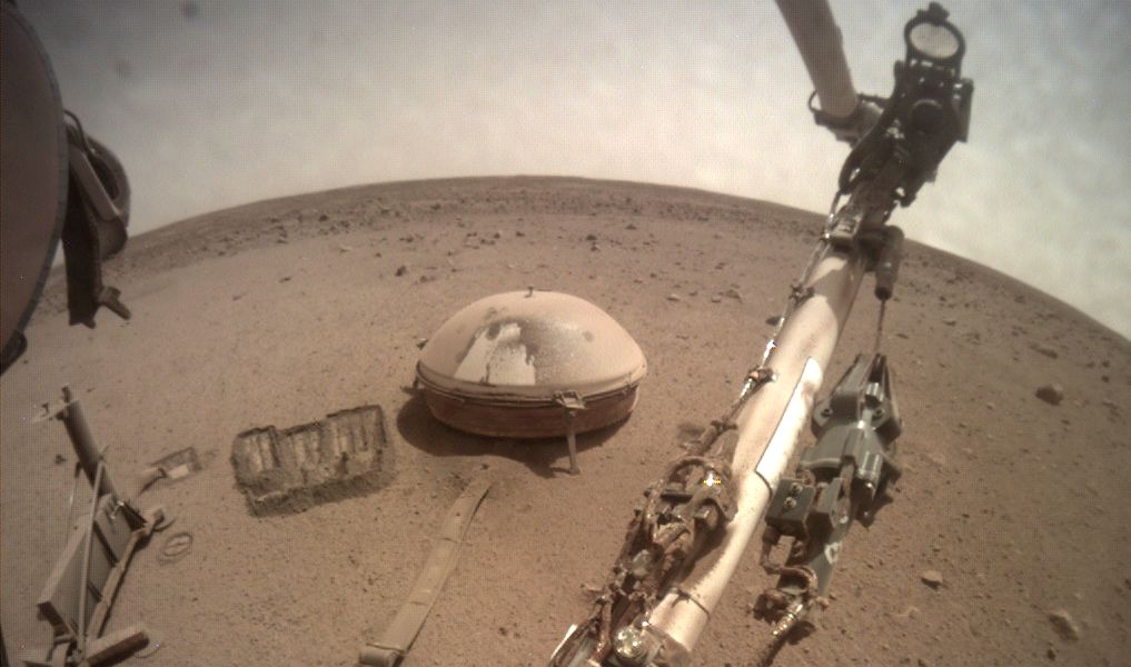 De seismograaf van de sonde Mars InSight, met zijn schildpadachtige kap.