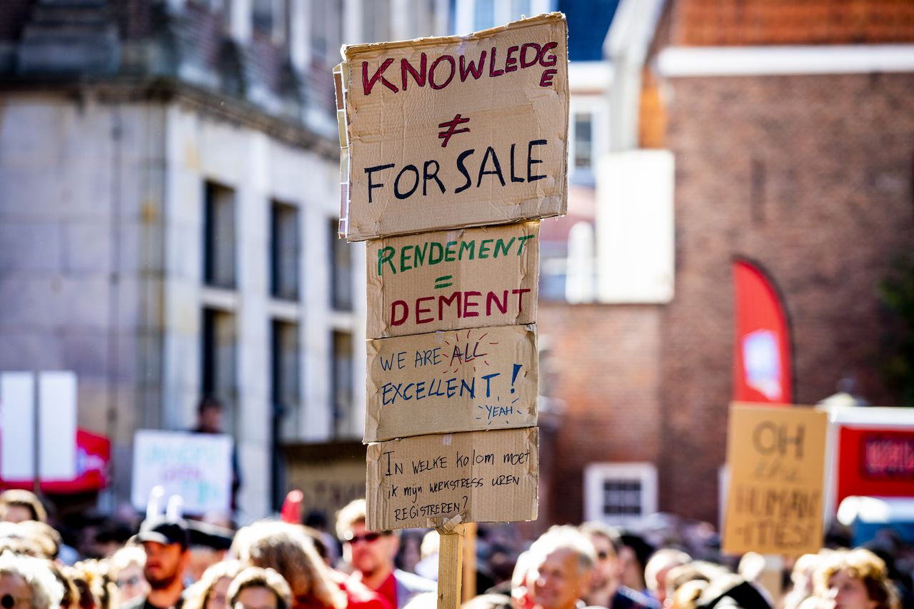 Protest bij de opening van het academisch jaar in Leiden tegen werkdruk in het hoger onderwijs en dalende budgetten per student.