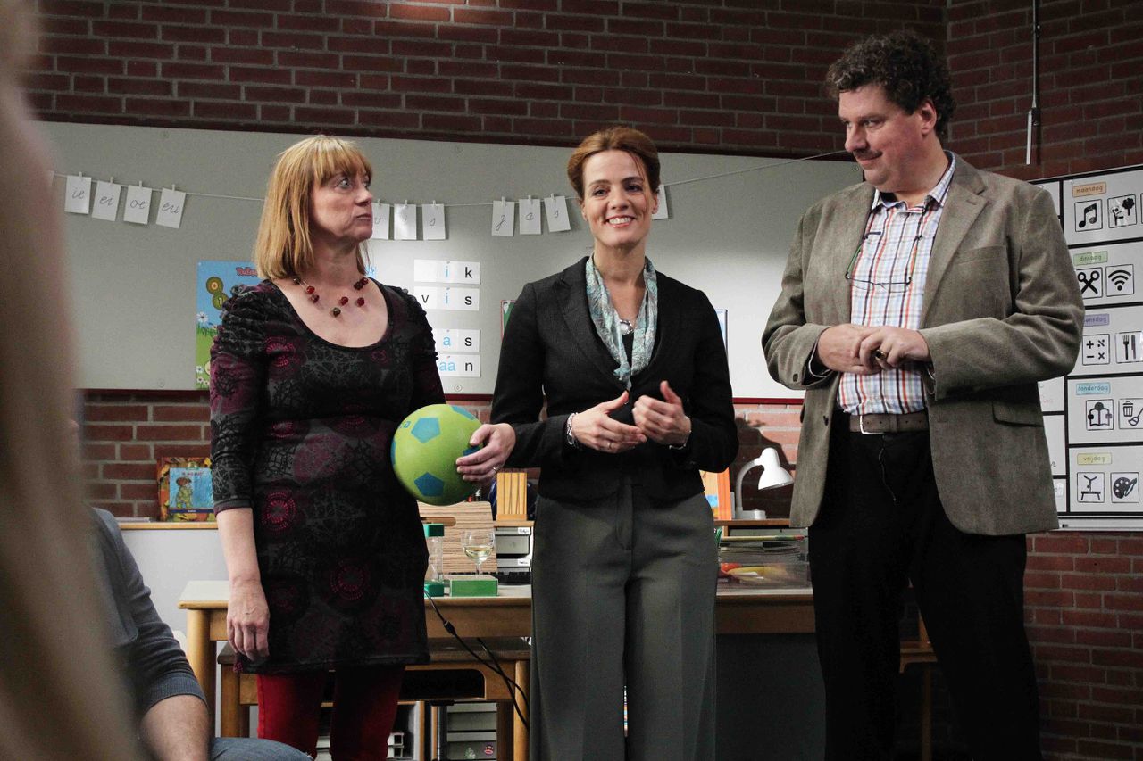 Hulpmoeder Nancy (Bianca Krijgsman), juf Ank (Ilse Warringa) en schooldirecteur Anton (Diederik Ebbinge).