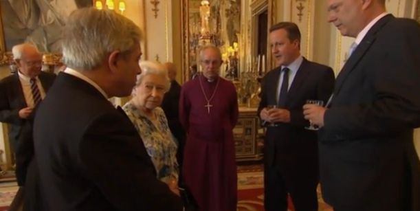Premier Cameron in gesprek met koningin Elizabeth op Buckingham Palace.