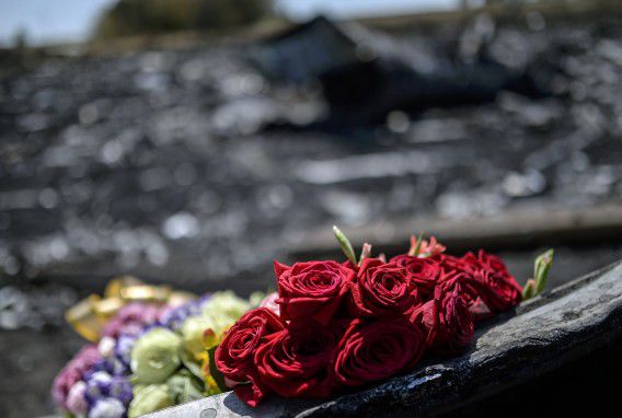 Bloemen achtergelaten door de ouders van een van de Australische inzittenden op de plek van de ramp.
