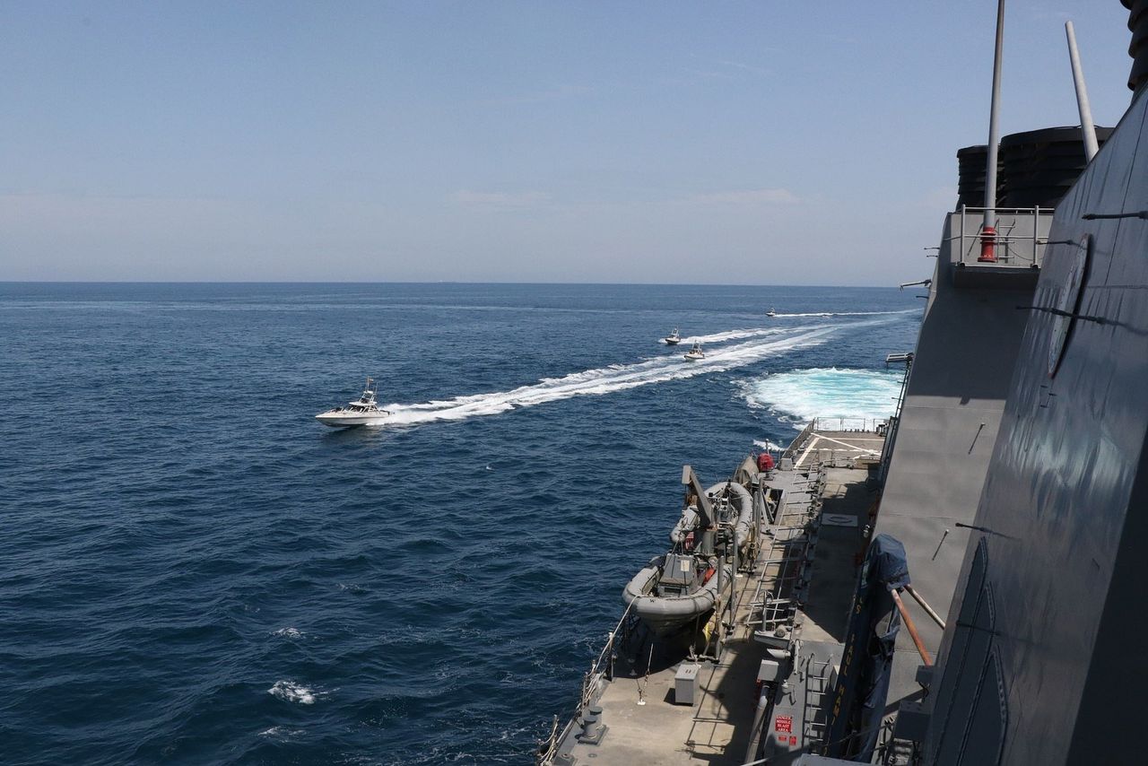 „Ik heb de Amerikaanse marine opdracht gegeven op Iraanse kanonneerboten te schieten en ze te vernietigen als ze onze schepen op zee lastigvallen”, twitterde president Trump.