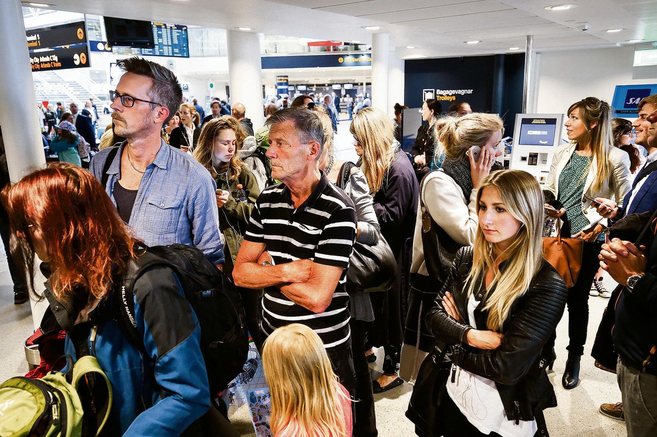 Passagiers op de luchthaven van Stockholm wachten op informatie over hun vlucht. De staking van 400 Zweedse SAS-piloten begon vrijdag.