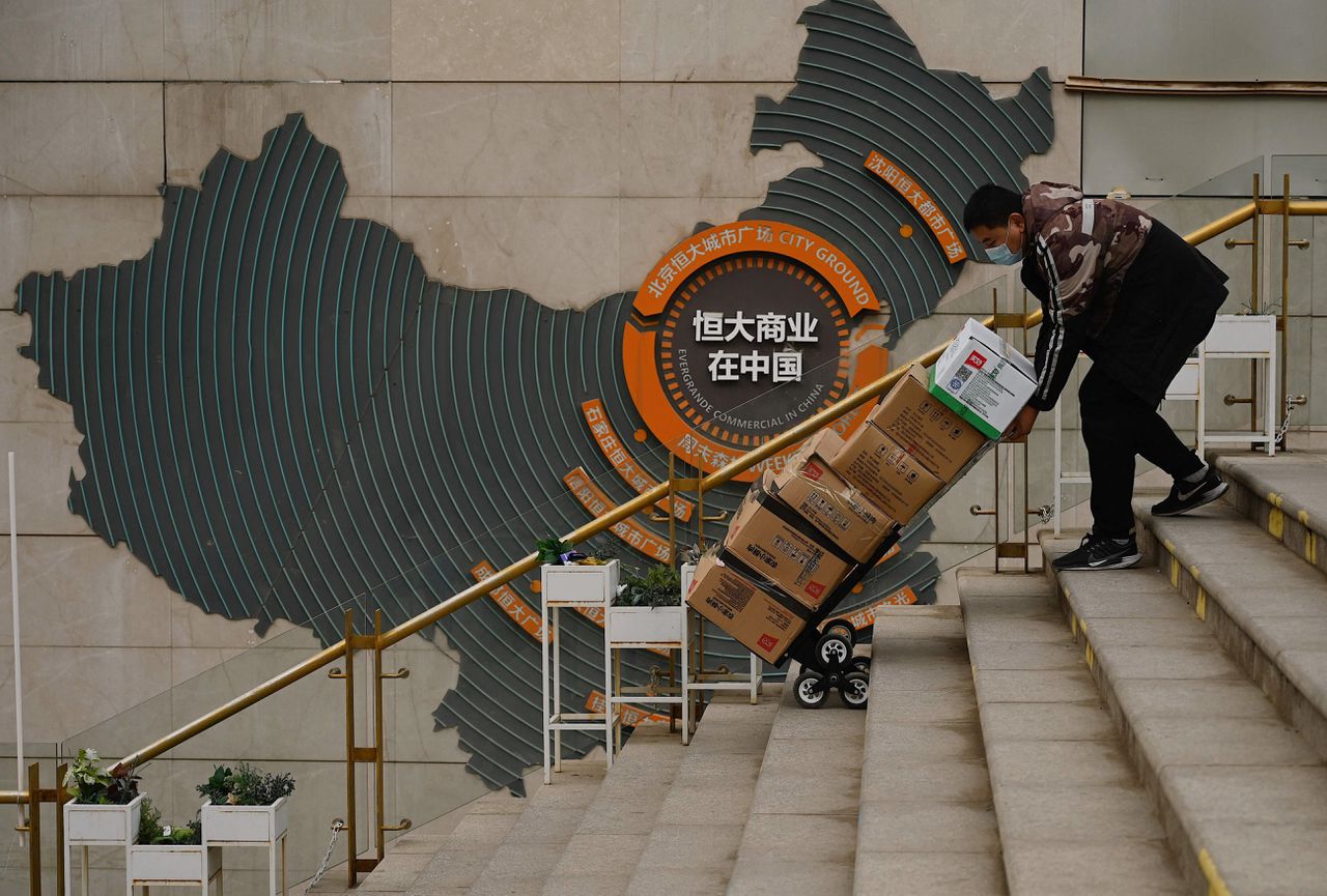 Een logo van Evergrande. De overheid wil Evergrande niet redden. Maar China wil wel dat de nationale vastgoedsector overeind blijft.