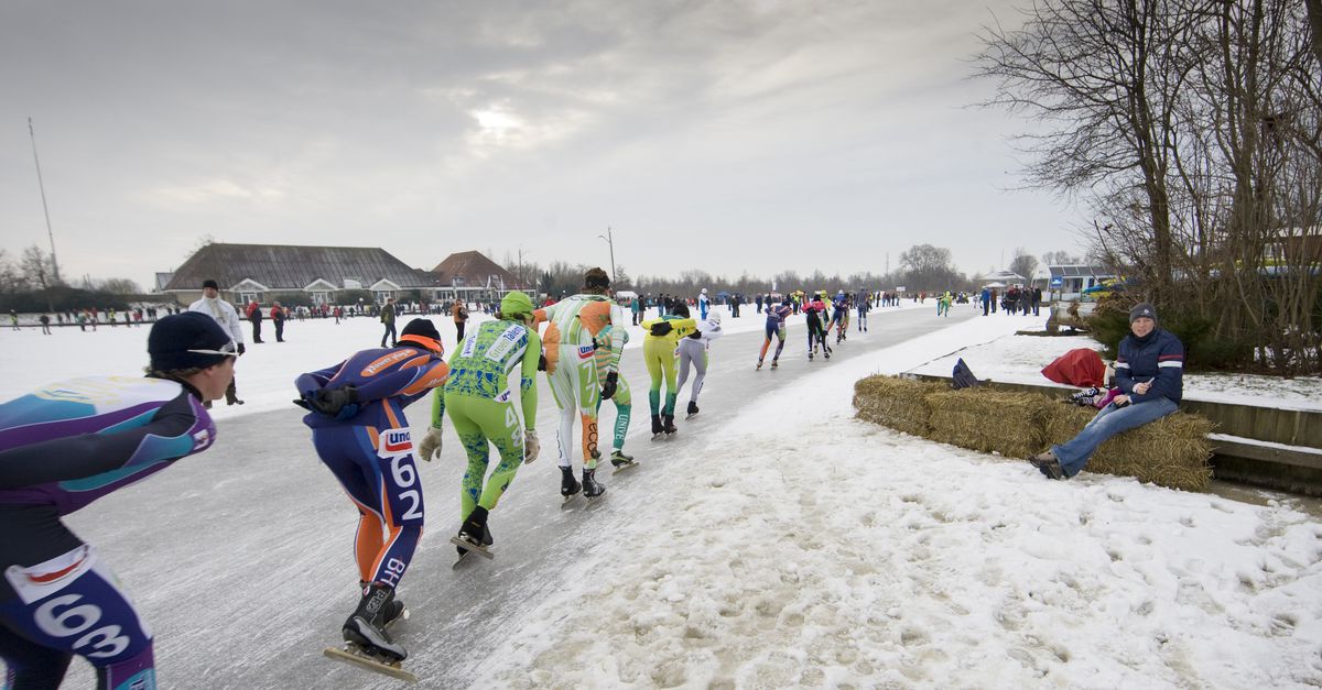In het donker over brede vaarten