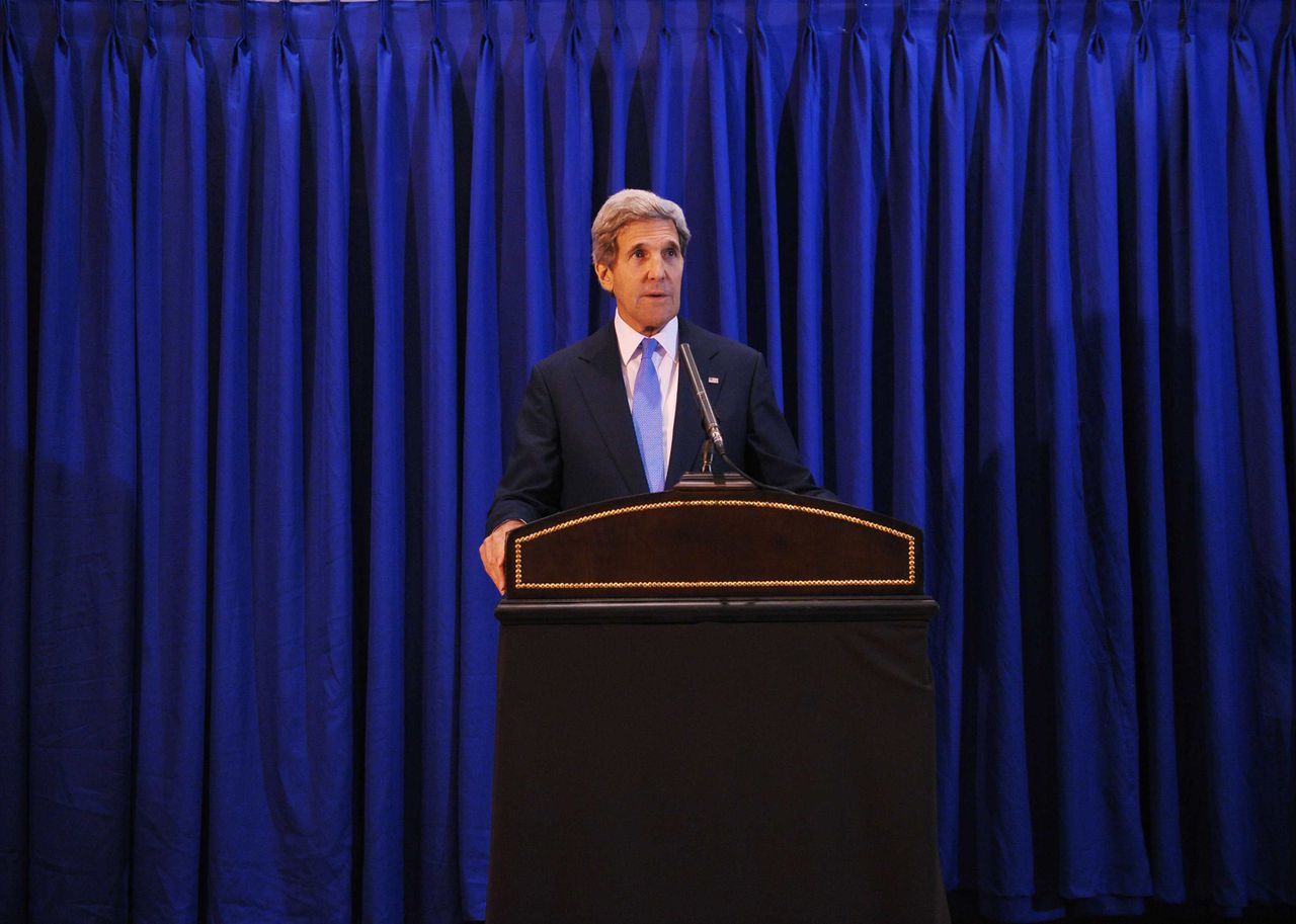 John Kerry tijdens zijn persconferentie, waar hij het nog niet geformaliseerde akkoord bekendmaakte. Het is de zesde keer sinds februari dat hij in Israël is.