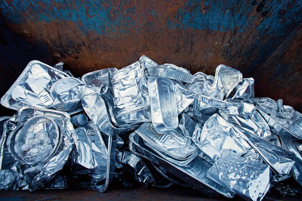 Aluminium bakjes bij een recyclingbedrijf in Los Angeles. Het importeren van aluminium en staal wordt, als het aan de Amerikaanse president Trump ligt, fors duurder.