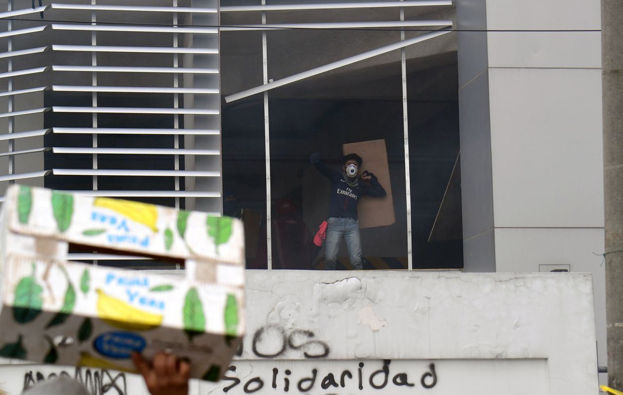 Gemaskerde demonstranten plunderden zaterdag een overheidsgebouw in Quito.