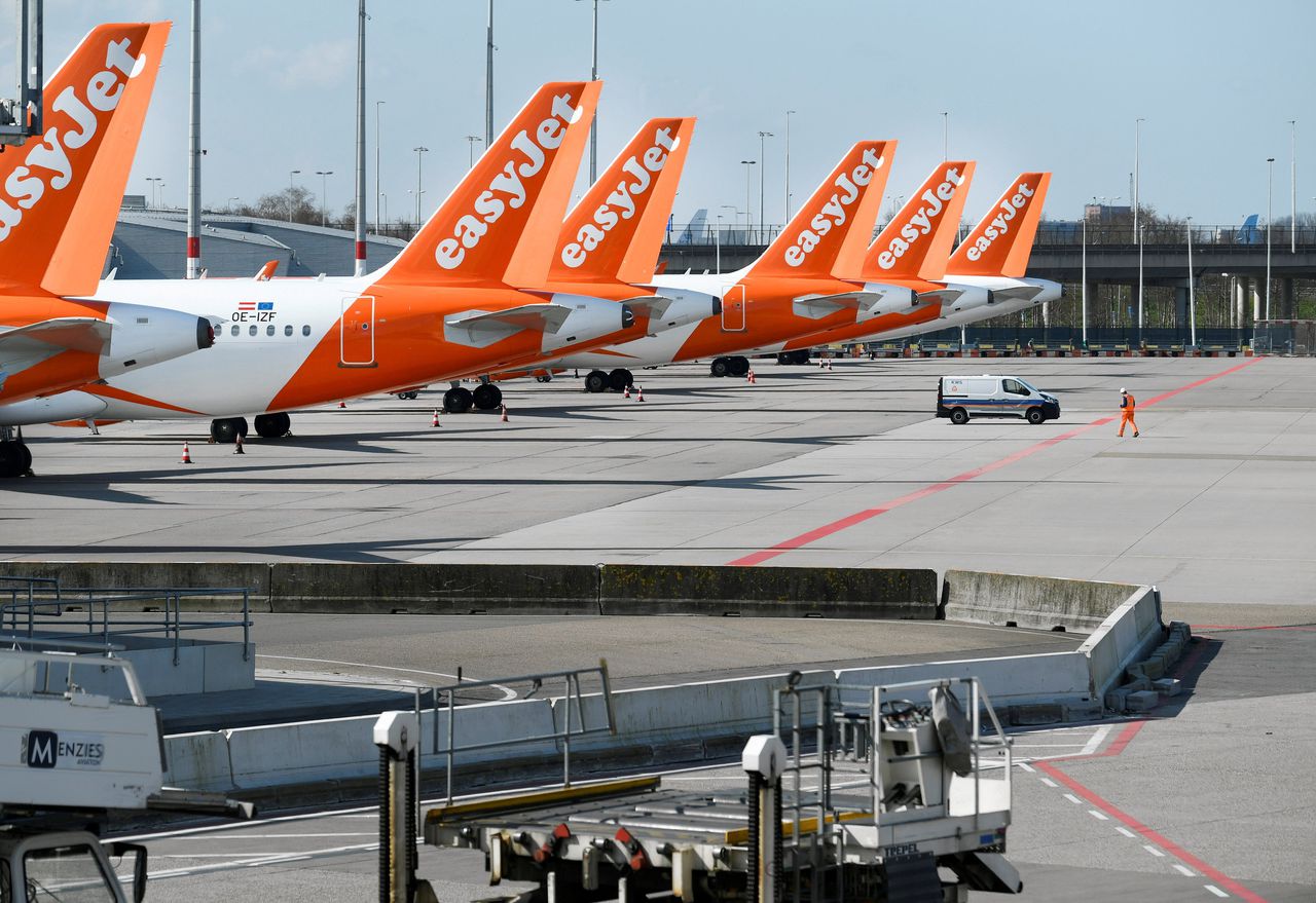Toestellen van easyJet op Schiphol.