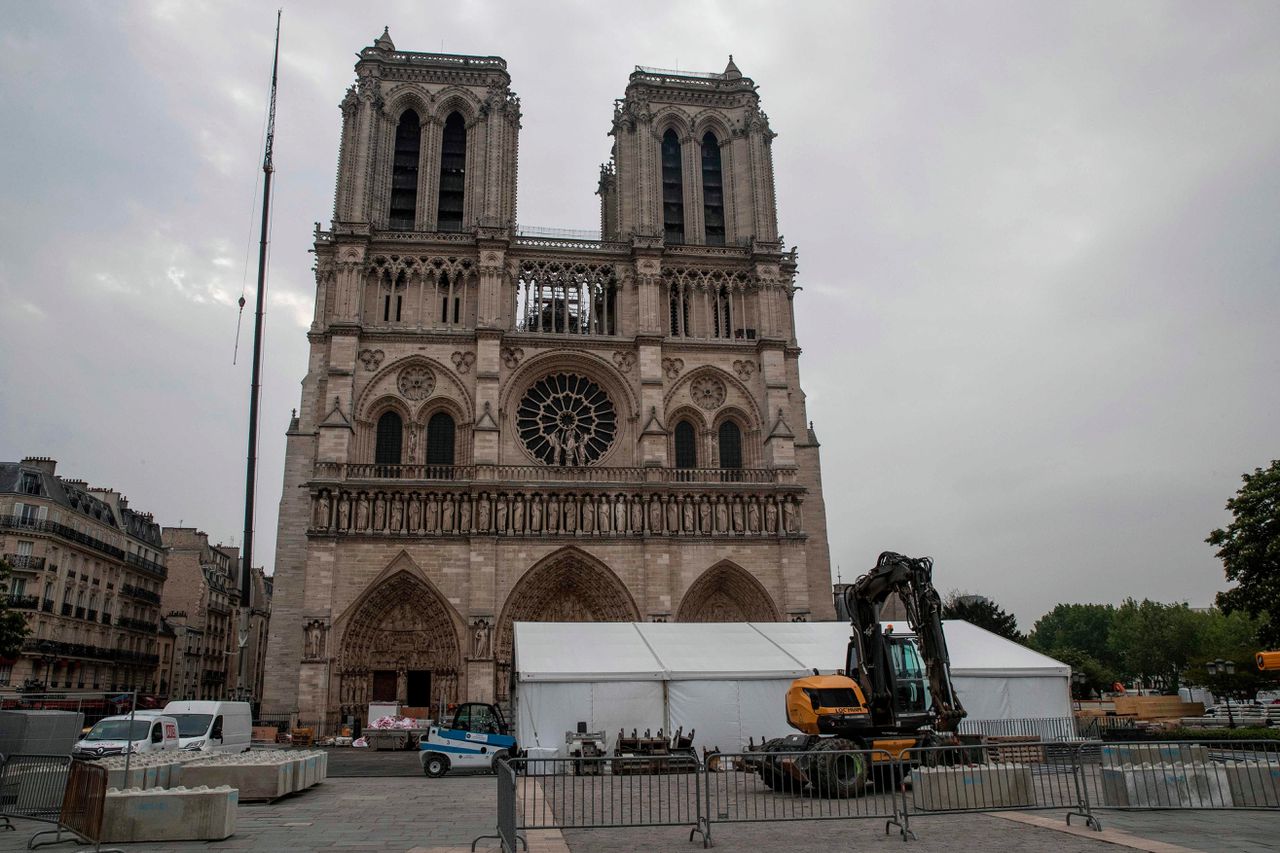De eerste herstelwerkzaamheden aan de Notre-Dame, begin mei 2019. Het dak en de spits van de kathedraal gingen in april in vlammen op.