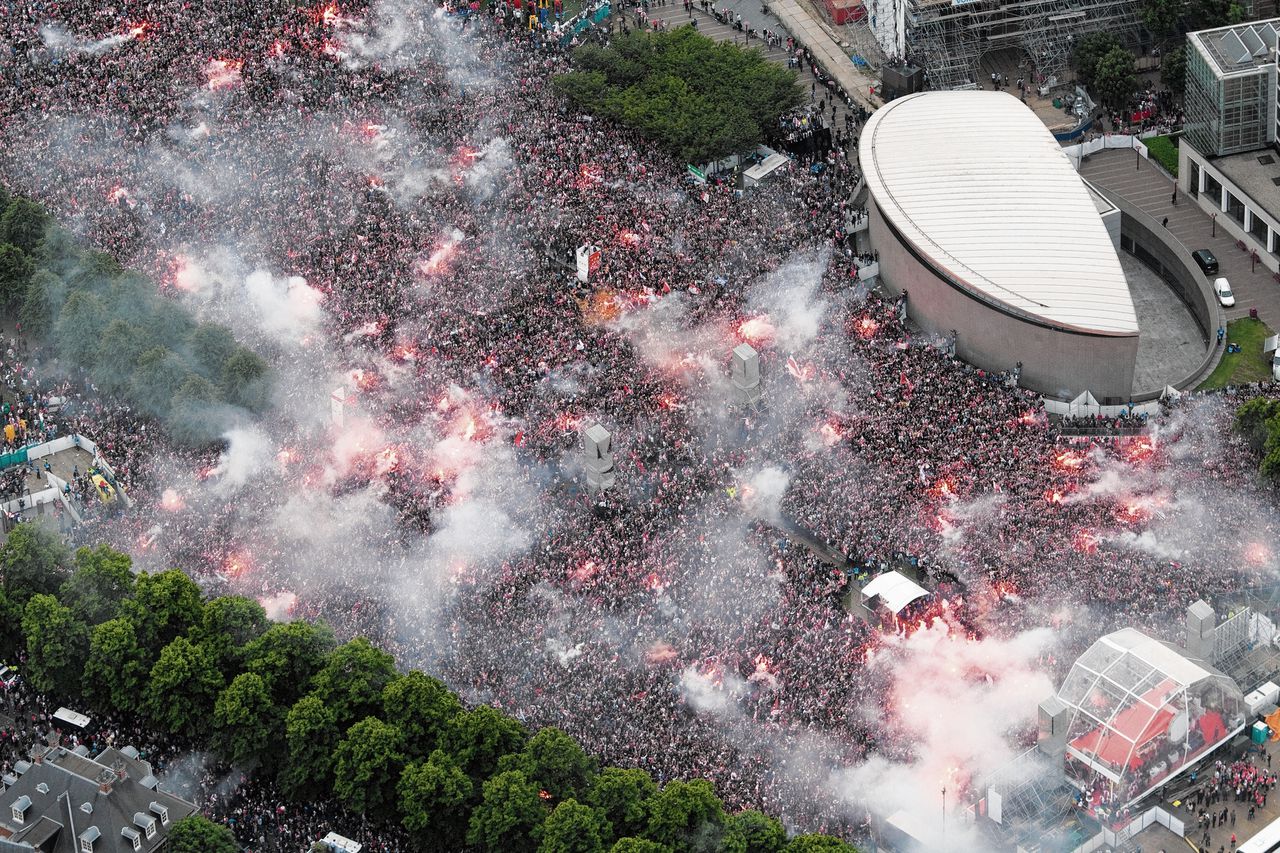 Ajax-fans vieren het landskampioenschap 2011 op het Museumplein