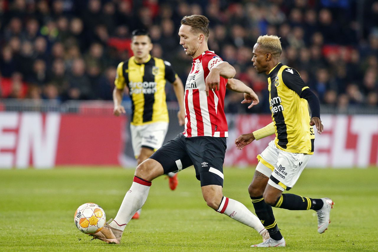 PSV blijft ongeslagen dankzij goal De Jong tegen Vitesse 