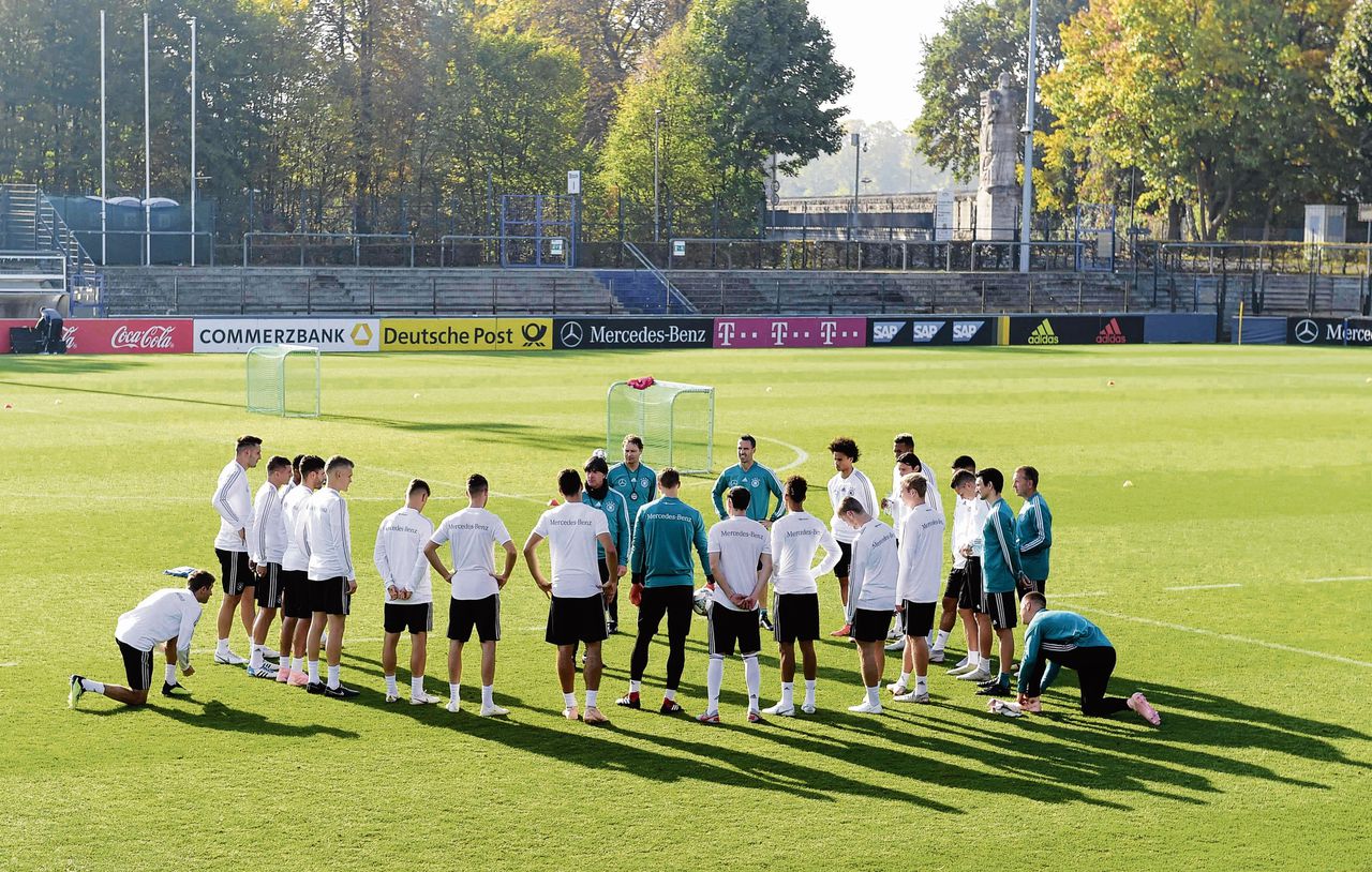 De Duitse selectie wordt op een training in de aanloop naar het duel met Nederland toegesproken door coach Joachim Löw.
