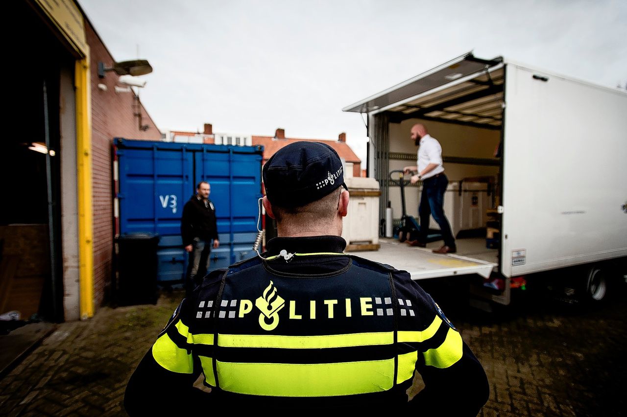 Inval van opsporingsdiensten in een grondstof opslag voor MDMA in Eindhoven.
