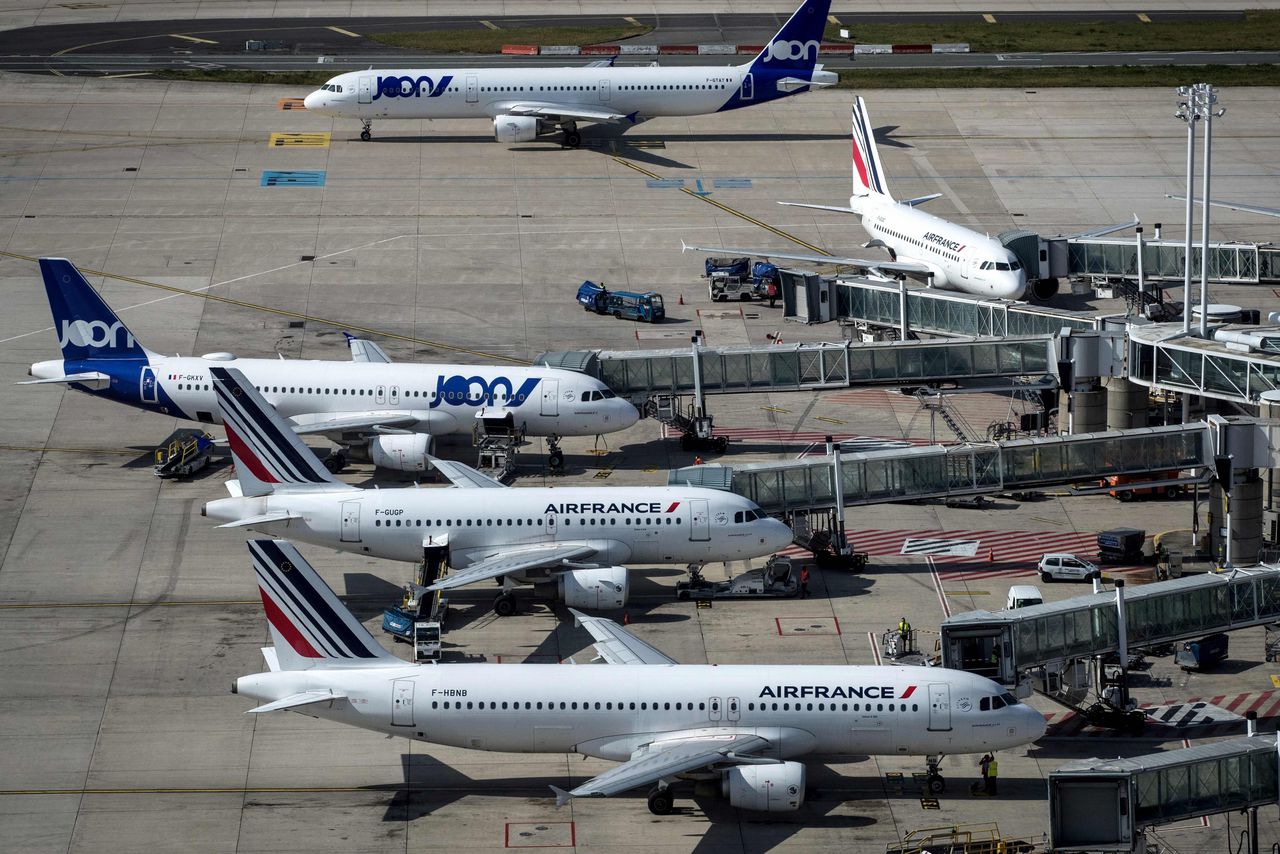 Vliegtuigen van Air France en Joon staan op de baan van het vliegveld Parijs-Charles de Gaulle.