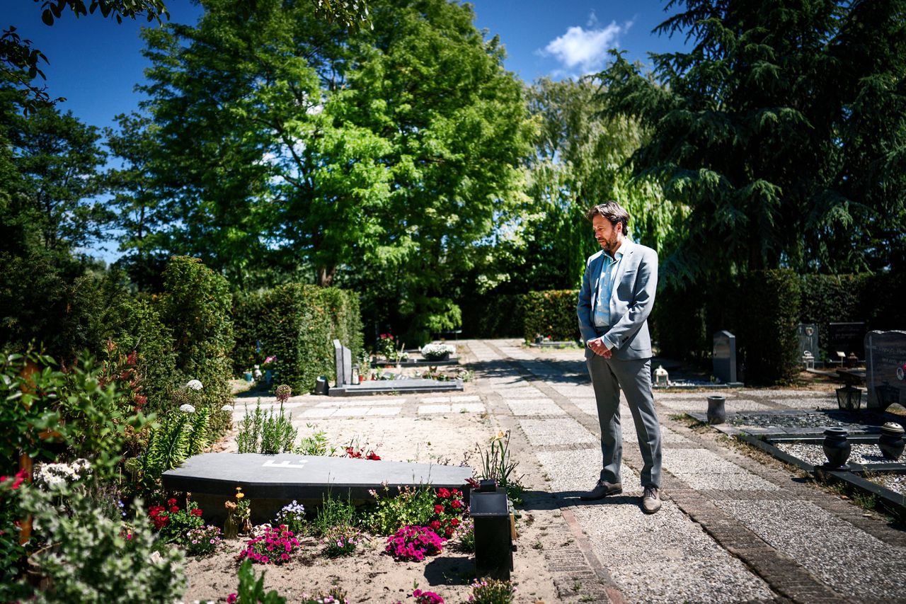 Joris van Casteren, coördinator van Stichting De Eenzame Uitvaart, staat bij het graf van zijn voorganger en schrijver/dichter F. Starik op begraafplaats Sint Barbara.
