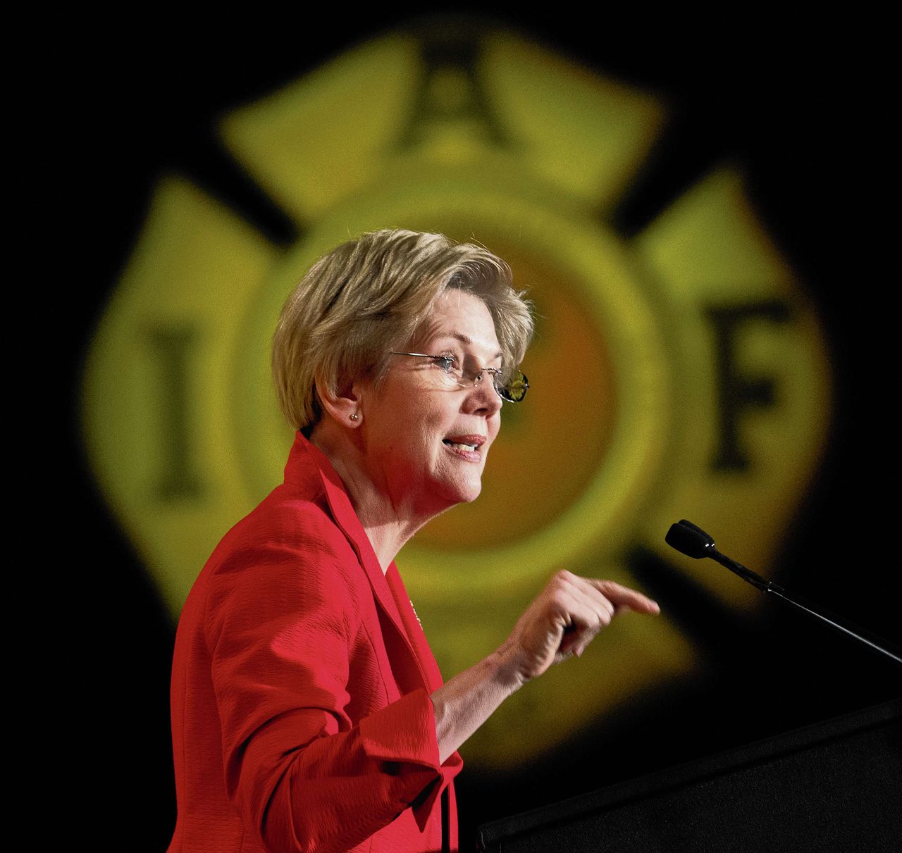 Элизабет уоррен. Элизабет Уоррен сенатор США. Элизабет Уоррен фото. "Elizabeth Warren"+Bullet.