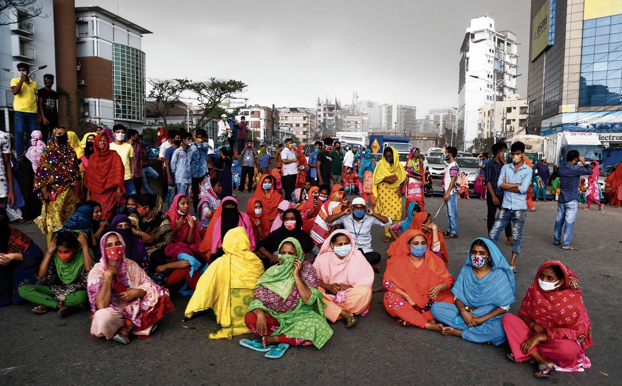 Bengaalse werknemers van textielfabrieken protesteren in Dhaka omdat ze hun salaris niet krijgen nu kledingketens hun bestellingen annuleren.
