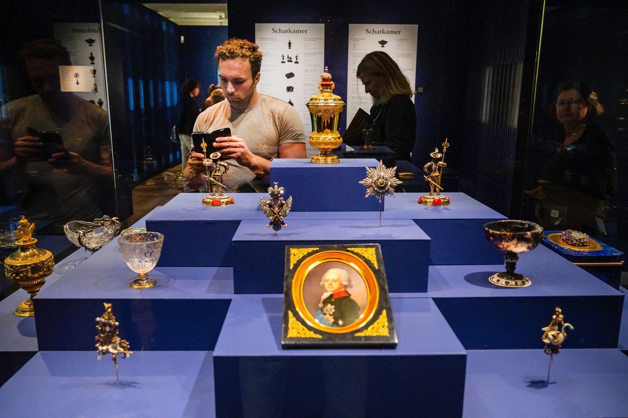 Alle sieraden en objecten komen uit de collectie van de Romanovs, die tussen 1613 en 1918 over Rusland regeerden, en de adel die hen omringde.