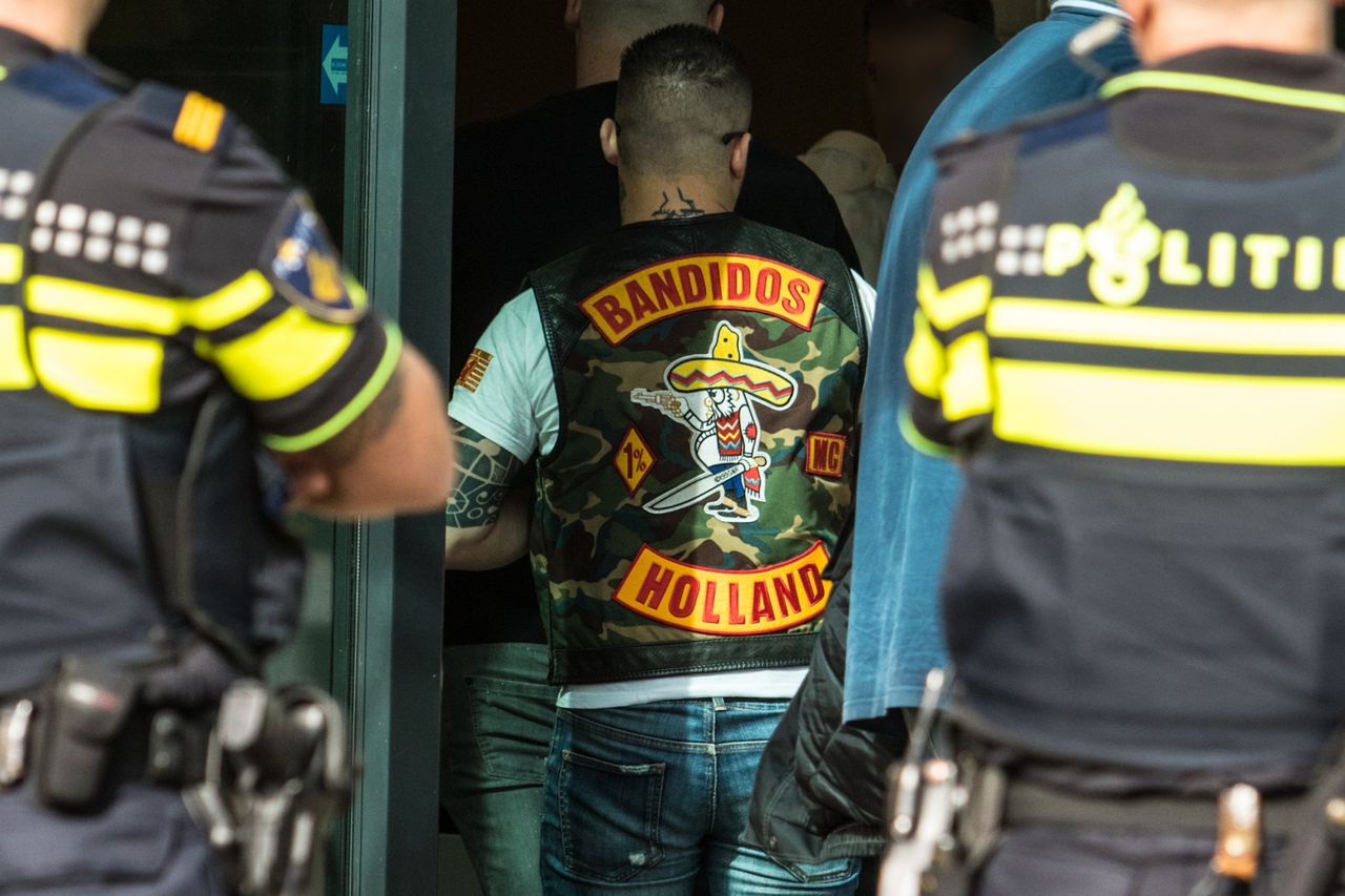Leden van de motorclub Bandidos arriveren bij de rechtbank in Maastricht, voorafgaand aan rechtszaak tegen een grote groep Limburgse Bandidos-leden. De verdachten werden vorig jaar opgepakt tijdens een grootscheepse actie van de politie.