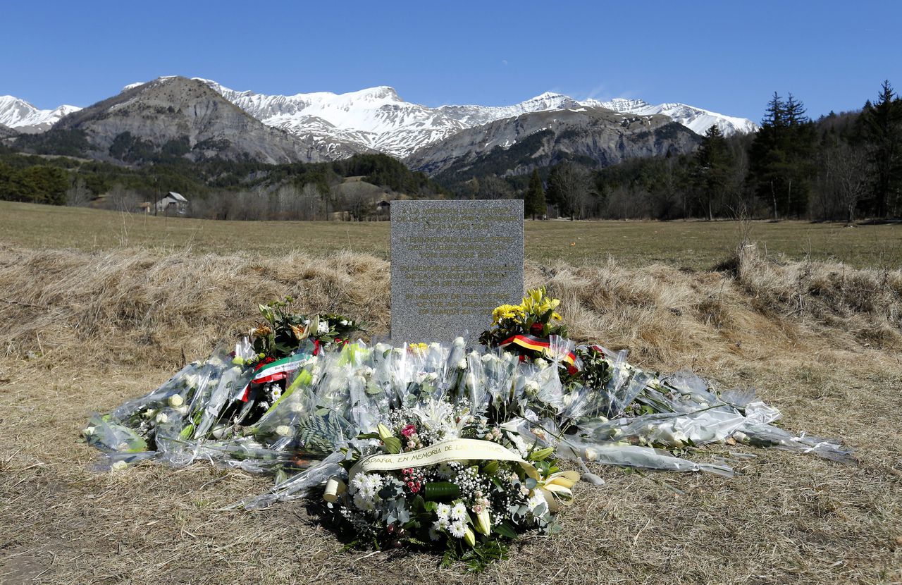 Een gedenksteen voor de slachtoffers in het Zuid-Franse Le Vernet, in de buurt van de plek waar vlucht 4U 9525 neerstortte.