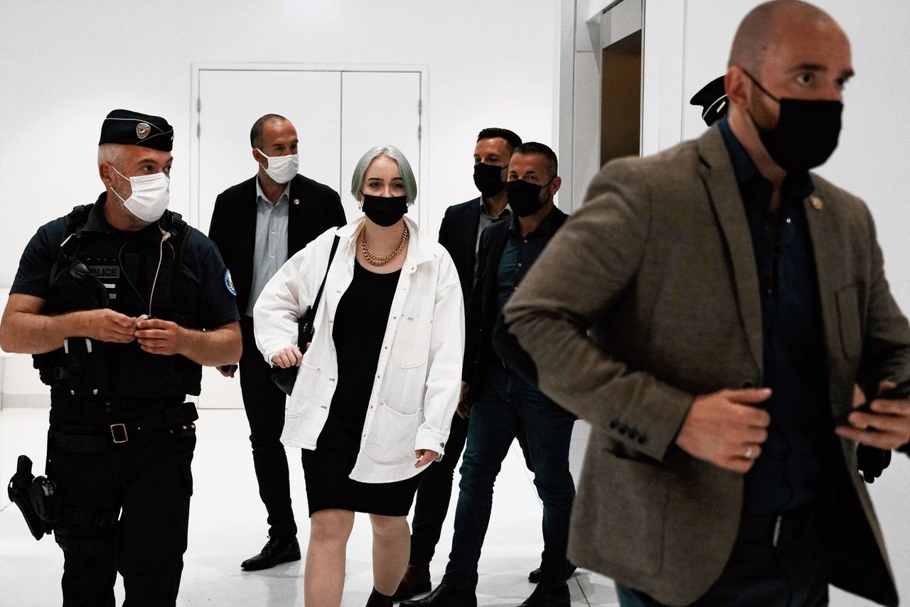 Mila (midden) verlaat de rechtszaal na de zitting van maandag in Parijs. Dertien beklaagden staan terecht omdat die Mila online bedreigden, nadat ze de islam had beledigd in een Instagram-video.