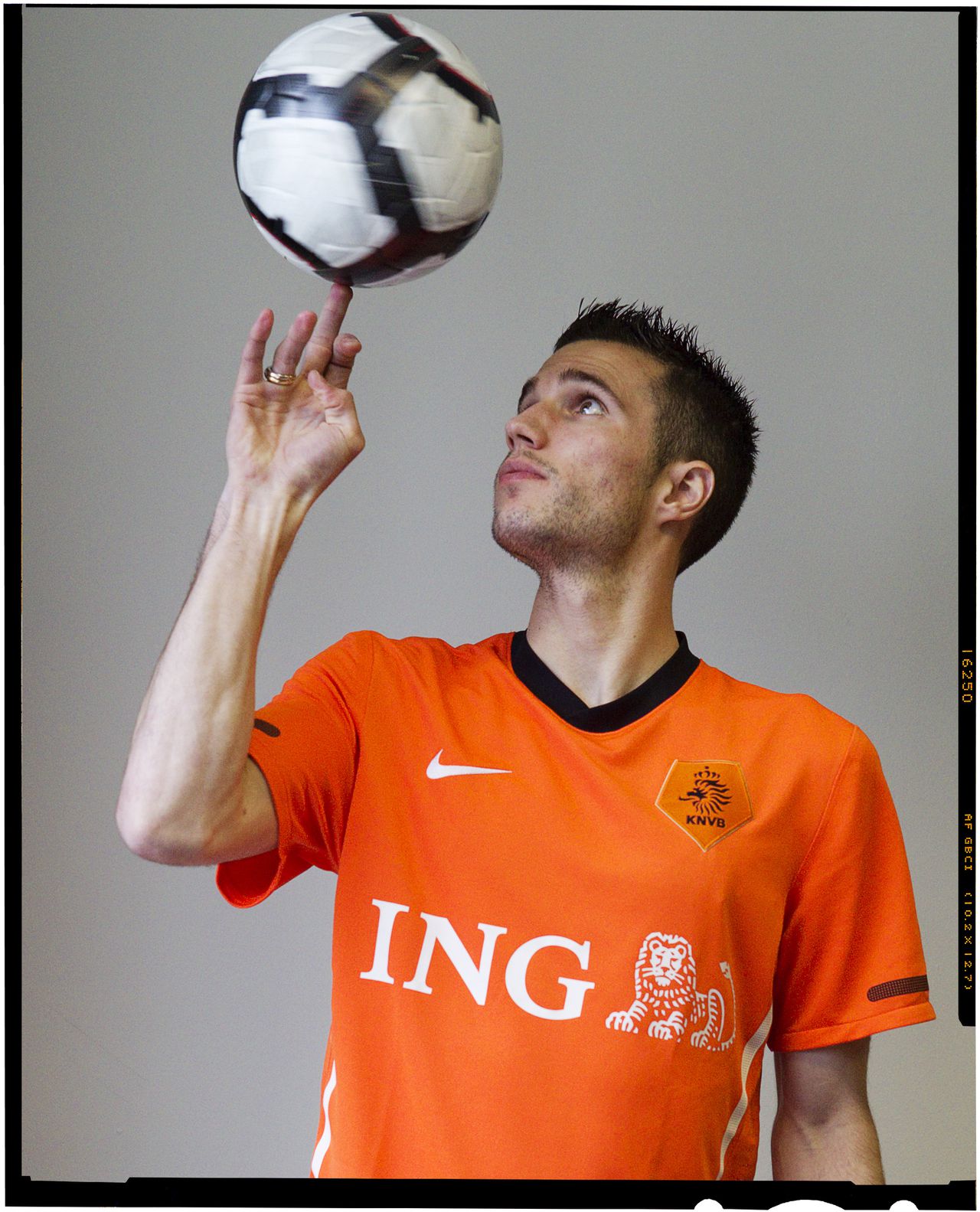 Nederland, Hoenderloo, 13-05-2010, Training Nederlands elftal , aanloop naar WK Zuid Afrika Portret Robin van Persie met bal foto Michael Kooren/Utrecht