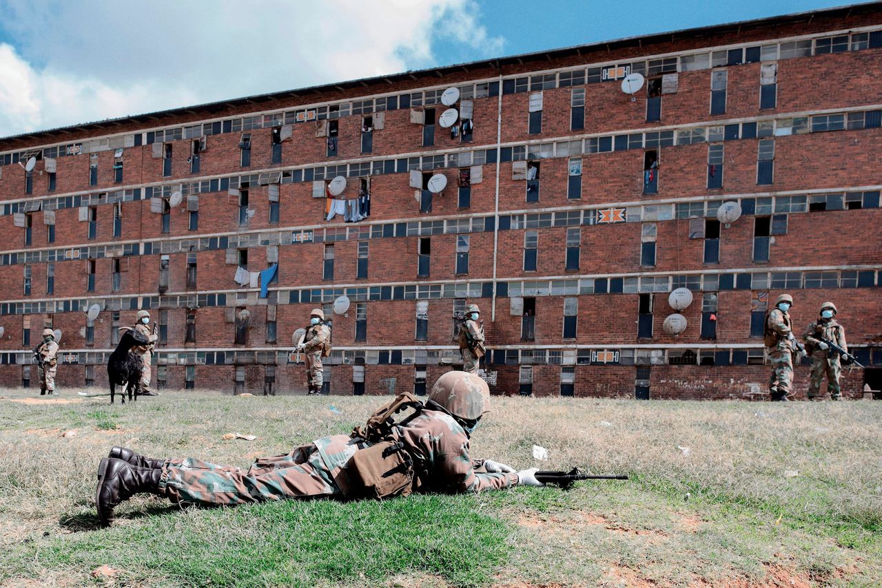 Soldaten in Zuid-Afrika voor het Madal hostel in Johannesburg.