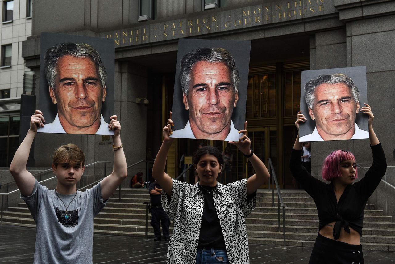 Demonstranten met foto's van Epstein, vorige maand bij een federale rechtbank in New York.