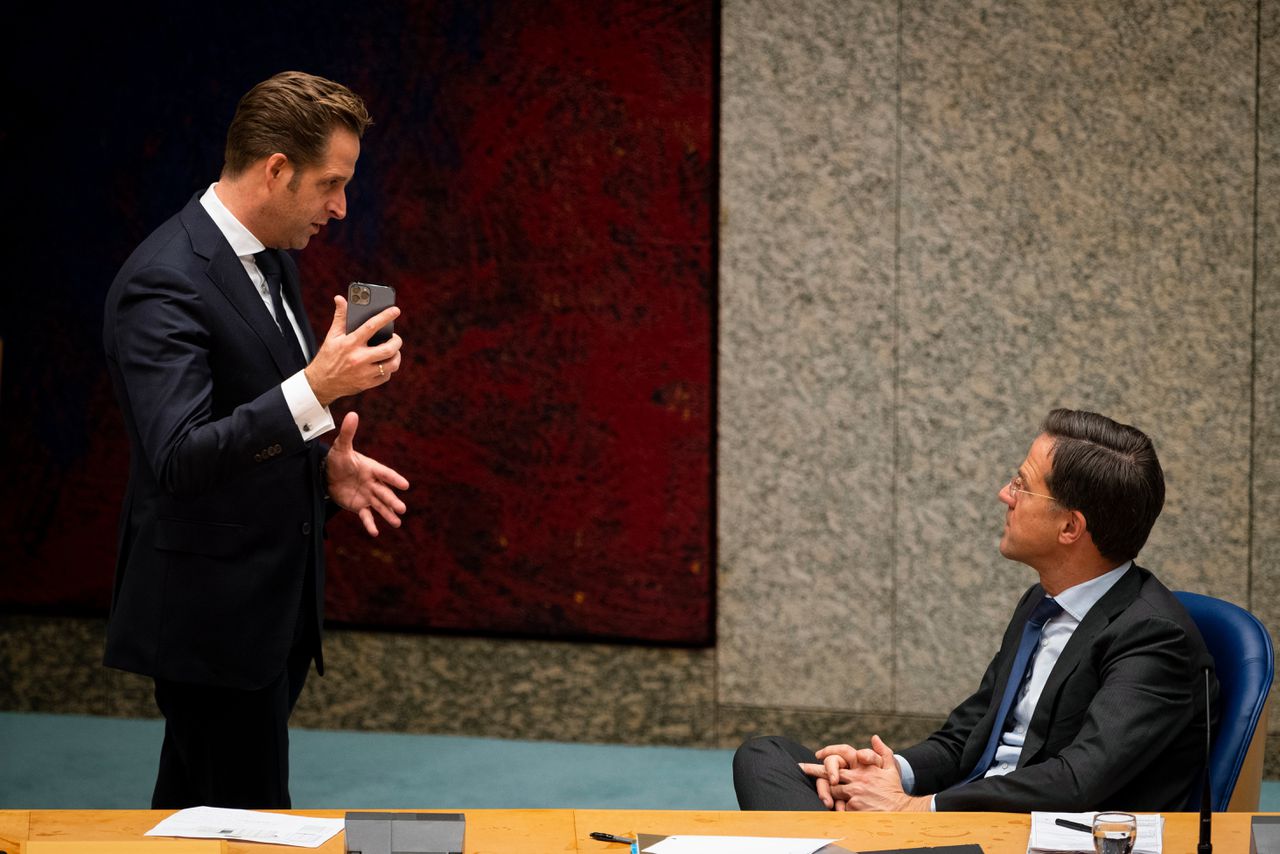 Minister van Volksgezondheid Hugo de Jonge (links) en premier Mark Rutte in de Tweede Kamer.