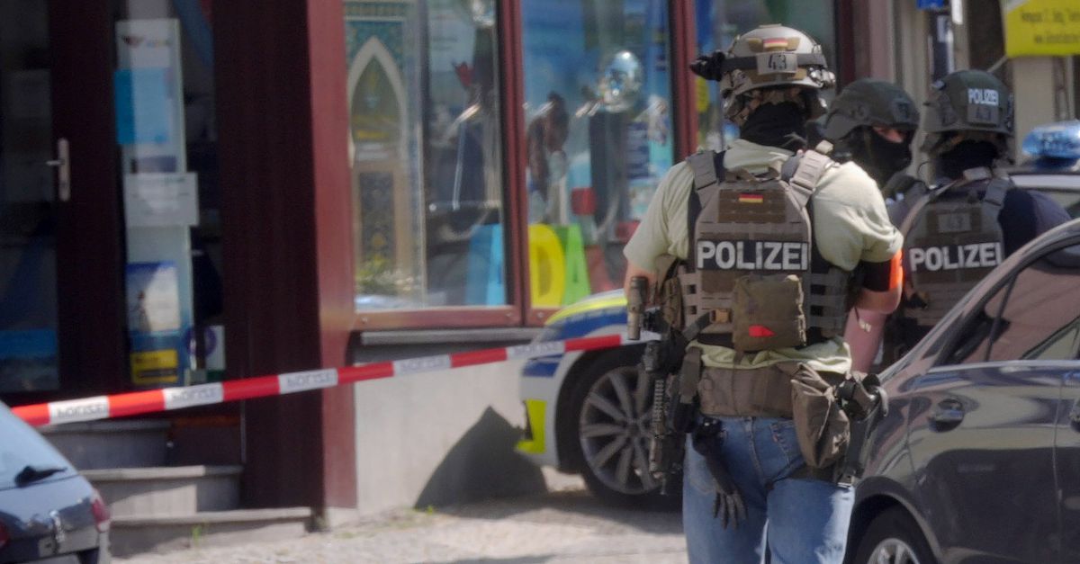 Gijzeling gaande bij een bank in het Duitse Sinzig, politie in groten getale aanwezig
