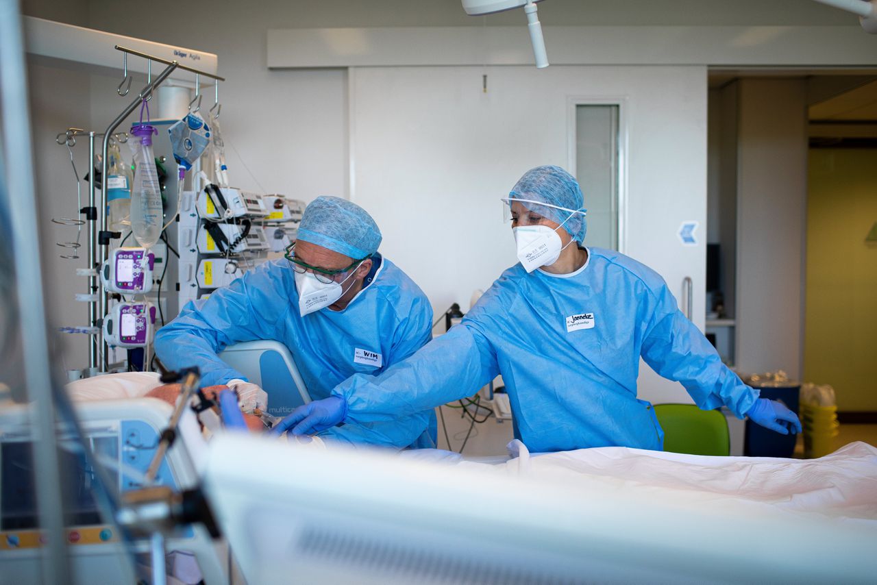 Verplegend personeel haalt slijm weg bij een patiënt die aan de beademing ligt op de intensive-care afdeling die specifiek is ingericht voor patiënten met Covid-19, in het Jeroen Bosch ziekenhuis in Den Bosch. Foto Ilvy Njiokiktjien