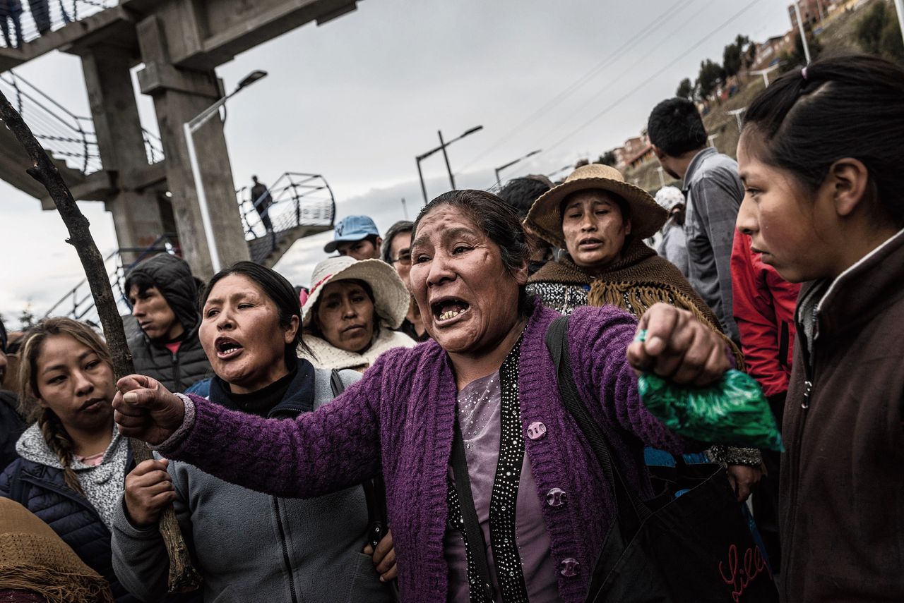 Inheemse vrouwen blokkeren de snelweg tussen La Paz en El Alto uit protest tegen de zelfverklaarde benoeming van Jeanine Añez tot interim-president van Bolivia.