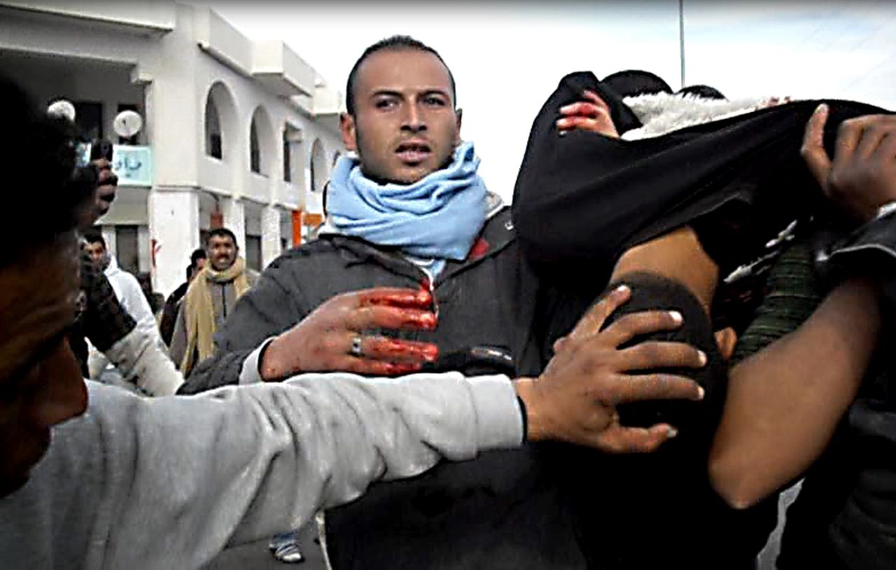 A Tunisian demostrator injured during clashes with security forces is carried away by fellow protestors in Regueb, some 37 Kms from Sidi Bouzid on January 9, 2011. Eight people were killed and nine injured in cost of living riots in two towns in south-central Tunisia over the weekend, the interior ministry said in an updated toll. AFP PHOTO/STR