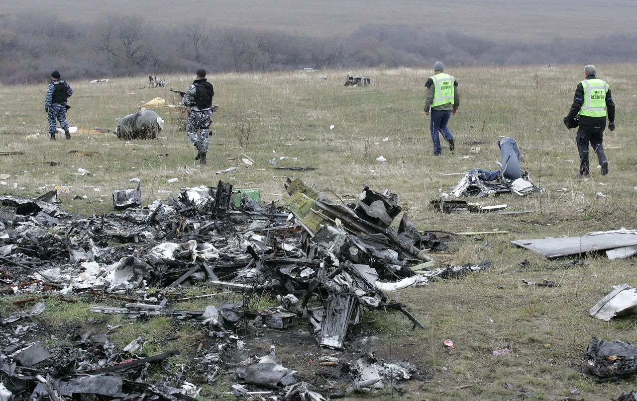 Het Nederlandse bergingsteam vandaag in actie bij de rampplek van MH17 in Oost-Oekraïne.