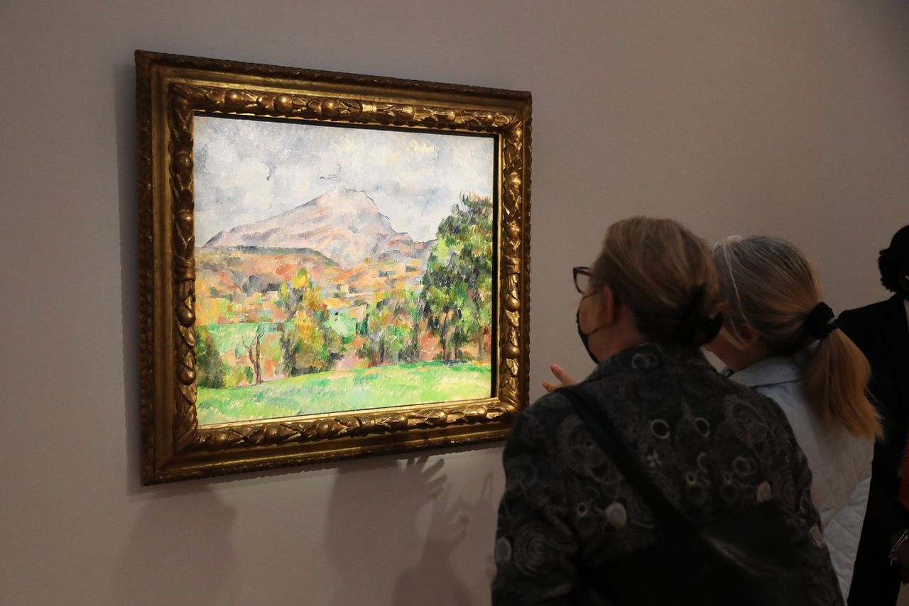 Het schilderij ‘La Montagne Sainte-Victoire’ van Paul Cézanne tijdens de kijkdagen bij Christie’s New York. Het werk werd afgehamerd op ruim 137 miljoen dollar.