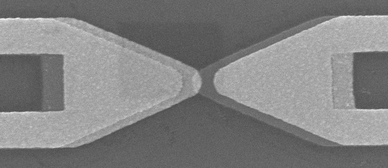 De antennes – hier gezien met behulp van een elektronenmicroscoop – hebben de vorm van een vlinderstrikje. In het midden van het strikje past de diode.