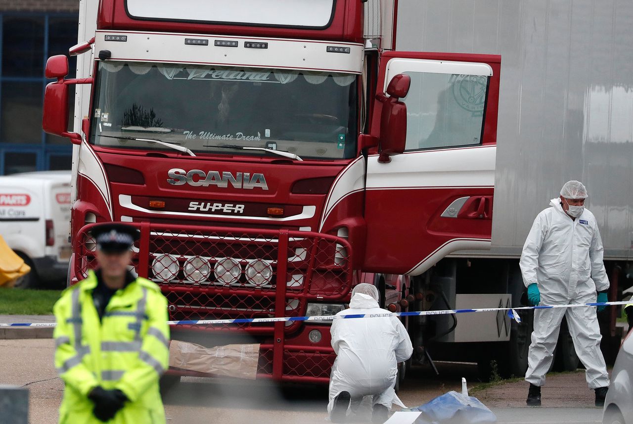 Politie onderzoekt de koelwagen waarin op 23 oktober 2019 in Engeland 39 gestikte Vietnamezen werden gevonden.