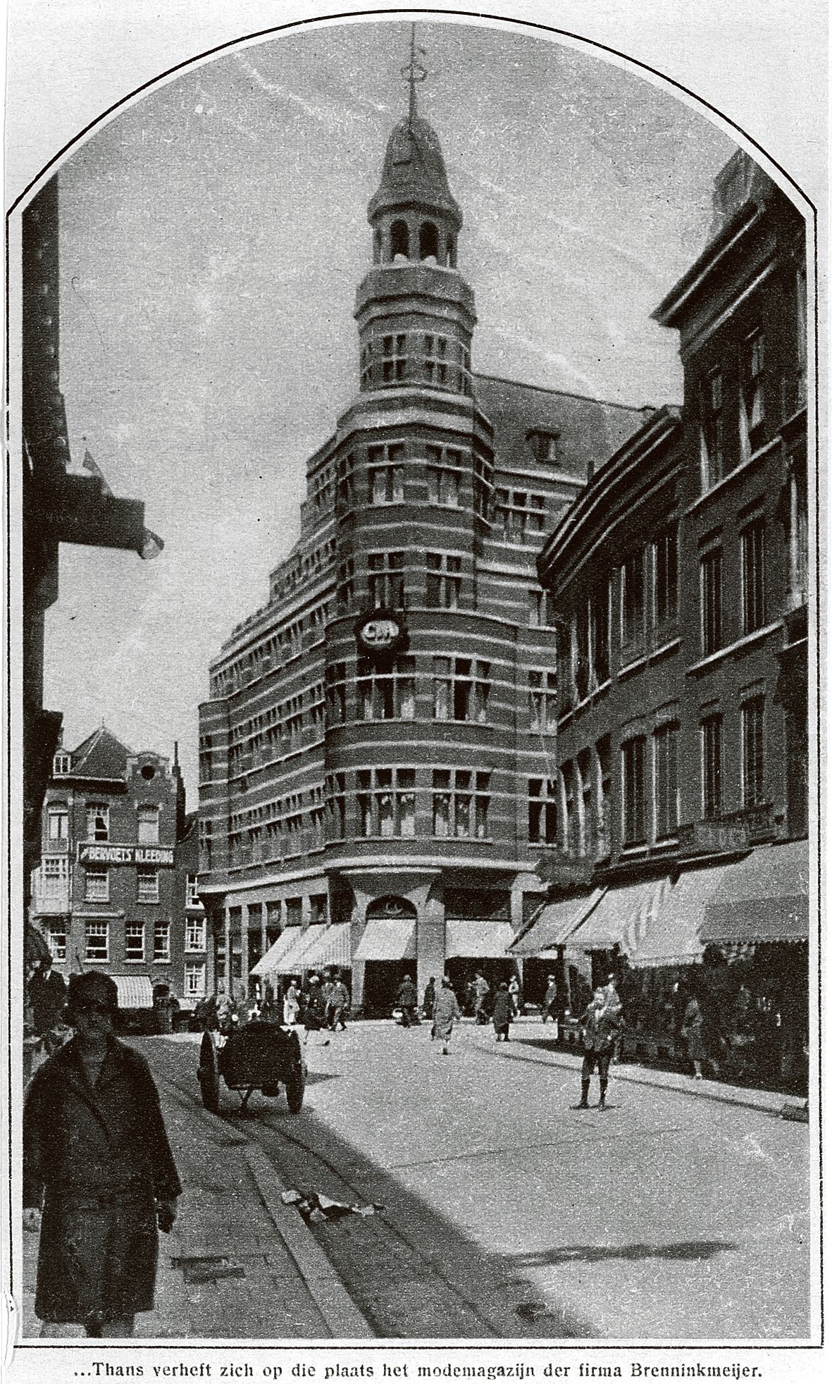 Winkelend zaterdags publiek in de Hoogstraat ter hoogte van de Vlasmarkt, Rotterdam ca 1935.