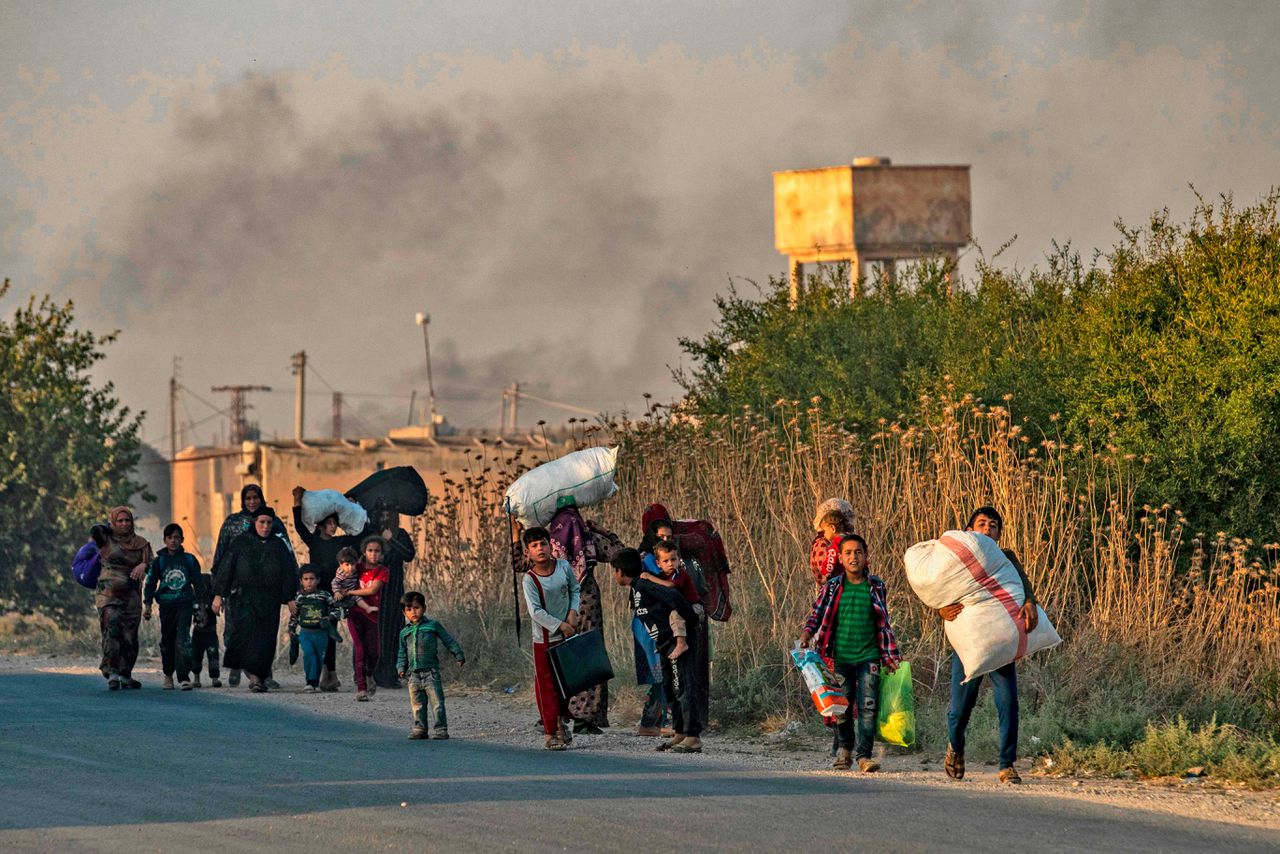 Burgers vluchtten op woensdag met hun bezittingen tijdens een Turkse bombardement op Ras al-Ayn.