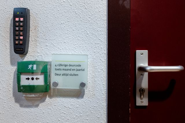 Deurcode  van een van de gesloten afdelingen, om de bewoners binnen te houden. 