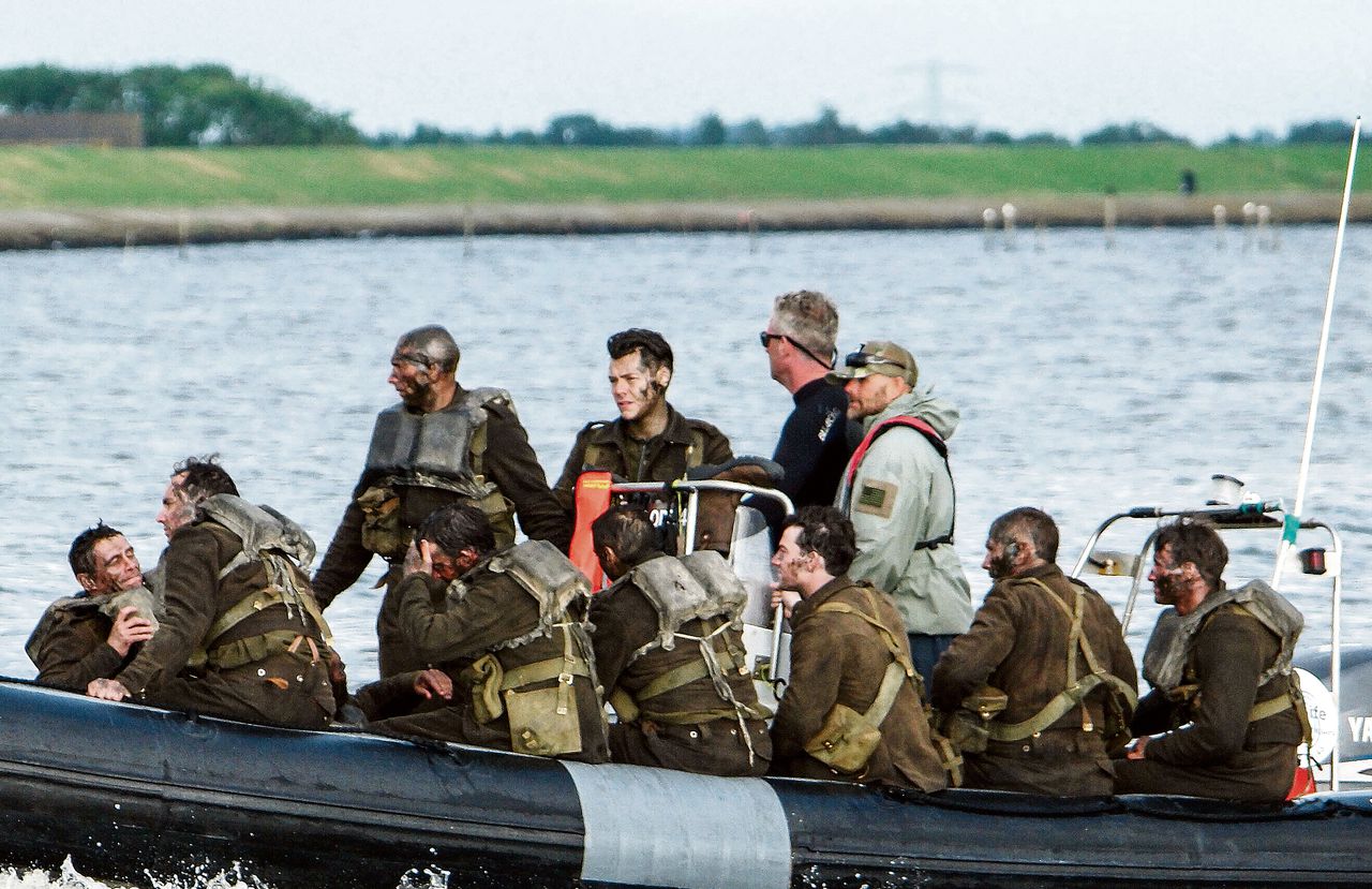 Ingesmeerd met koekjes: Harry Styles (van One Direction, midden) met collega-acteurs op weg naar Urks Dunkirk-set.
