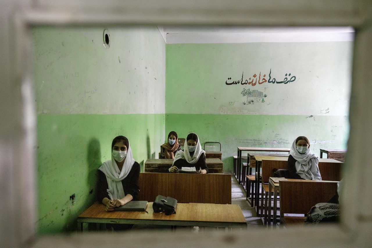 Afghaanse vrouwen op een school in Kabul, Afghanistan.