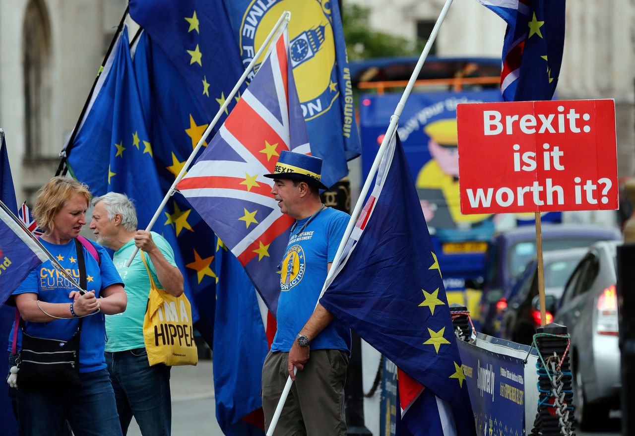 Mensen die tegen de Brexit zijn protesteren voor het Britse parlementsgebouw.