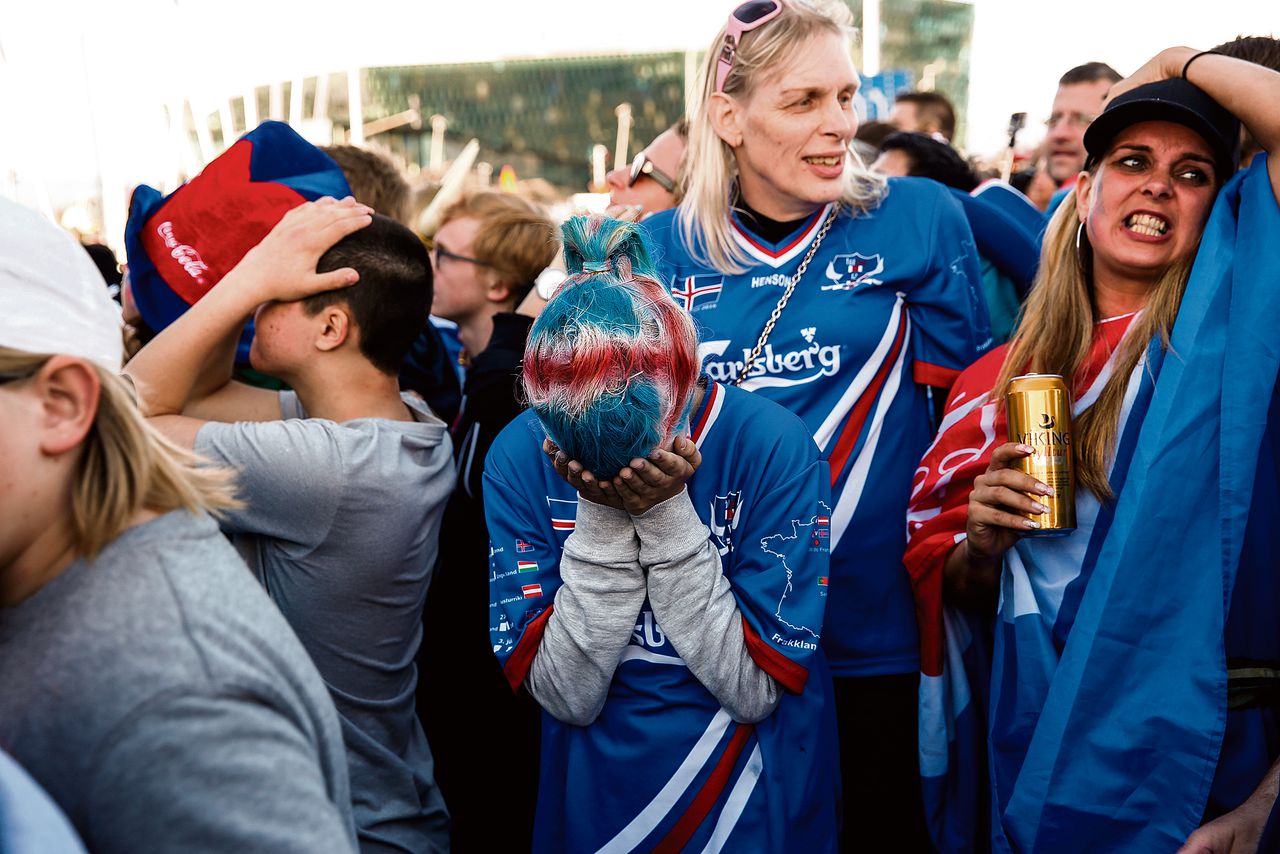 IJslandse voetbalfans zien op een groot scherm in Reykjavik hoe Frankrijk scoort.